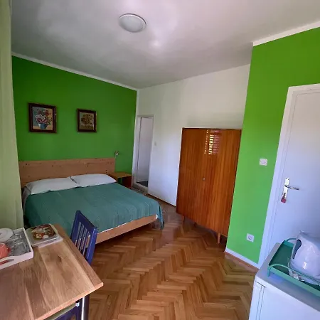 In House - S1 - Double With Ensuite Bathroom And Balcony In The Centre Of Jelsa, Hvar * Jelsa (Hvar)