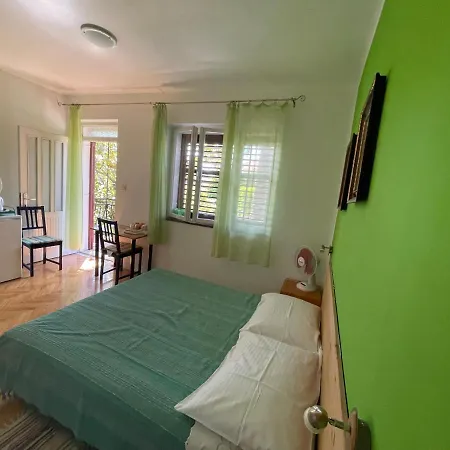 In House - S1 - Double With Ensuite Bathroom And Balcony In The Centre Of Jelsa, Hvar Gostinjska kuća