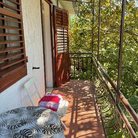 In House - S1 - Double With Ensuite Bathroom And Balcony In The Centre Of Jelsa, Hvar Gostinjska kuća *