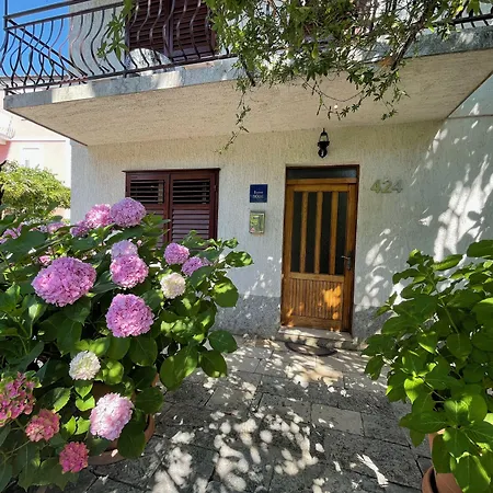 In House - S1 - Double With Ensuite Bathroom And Balcony In The Centre Of Jelsa, Hvar Gostinjska kuća