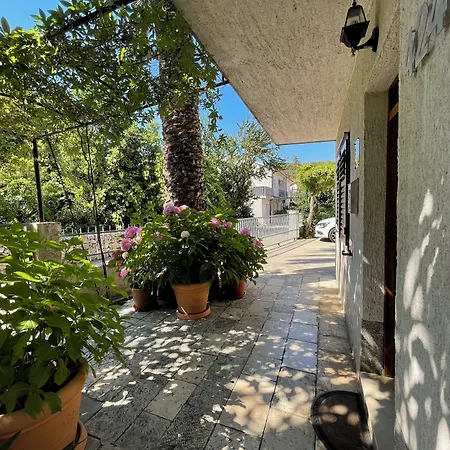 Gostinjska kuća In House - S1 - Double With Ensuite Bathroom And Balcony In The Centre Of Jelsa, Hvar *