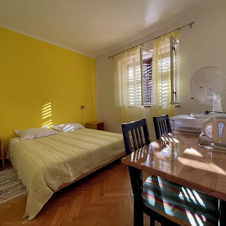 In House - S1 - Double With Ensuite Bathroom And Balcony In The Centre Of Jelsa, Hvar Gostinjska kuća *