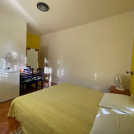 In House - S1 - Double With Ensuite Bathroom And Balcony In The Centre Of Jelsa, Hvar Gostinjska kuća *