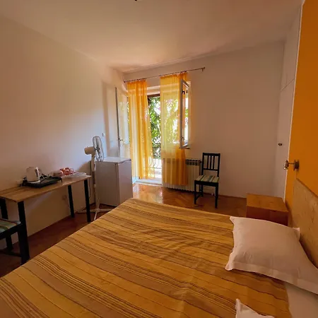 In House - S1 - Double With Ensuite Bathroom And Balcony In The Centre Of Jelsa, Hvar Gostinjska kuća