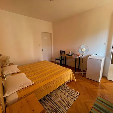 In House - S1 - Double With Ensuite Bathroom And Balcony In The Centre Of Jelsa, Hvar Gostinjska kuća Jelsa (Hvar)
