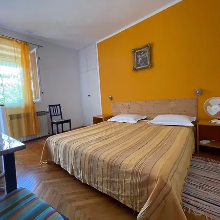 Gostinjska kuća In House - S1 - Double With Ensuite Bathroom And Balcony In The Centre Of Jelsa, Hvar