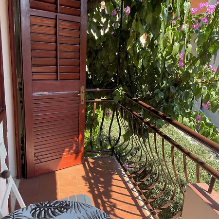 Gostinjska kuća In House - S1 - Double With Ensuite Bathroom And Balcony In The Centre Of Jelsa, Hvar